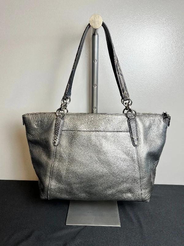 Handbag Designer By Coach  Size: Medium